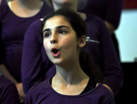 Billedet viser unge elever der synger i Juniorkoret. Tidspunkt for undervisning.